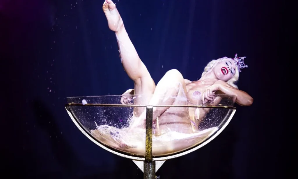 5 REASONS TO BOOK SHOWGIRLS IN CANNES